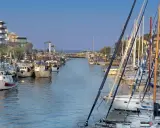 Porto turistico con barche a vela e pescherecci, un'ottima base per esplorare i borghi da visitare vicino a Bellaria.