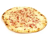 Tarte flambée, spécialité alsacienne, avec sa pâte fine, sa crème et ses lardons. Son origine remonte aux traditions paysannes.