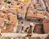 Vista aerea di Cremona: tetti rossi, piazze animate e torri. Un assaggio di cosa vedere a Cremona in un giorno.