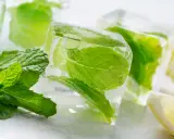 Eiswürfel mit Minze und Zitrone, perfekt zum **Minze einfrieren** für erfrischende Getränke.