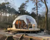 Domek w lesie, idealny na glamping. To połączenie luksusu i natury, gdzie możesz odpocząć w komfortowych warunkach.