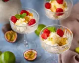 En härlig påskdessert i glas med grädde, passionsfrukt, hallon och mynta. Perfekt för påskfirandet!