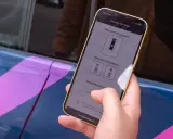 Mano usa el móvil para seleccionar el conector de carga en la mejor app cargadores eléctricos.