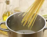Gotowanie makaronu: jak zagotować wodę w garnku, dodać spaghetti, oliwę i ser.