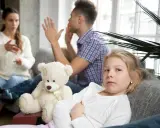 Smutna dziewczynka z misiem, rodzice się kłócą. Co zrobić, gdy mąż nie chce dawać pieniędzy na życie?