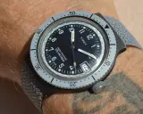 Orologio Timex da uomo, un classico tra i marche orologi americani, con cinturino grigio e quadrante nero.