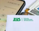 Kto może starać się o ponowne przeliczenie emerytury? Kalkulator, pieniądze i dokument ZUS sugerują analizę świadczeń.