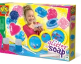 Ein Mädchen macht mit einem Set glitzernde Seifen. Ideal für Kinder, die gerne seife selber machen.