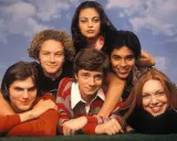 Här är rollistan i That '70s Show: Donna, Eric, Jackie, Kelso, Hyde och Fez ler mot kameran.