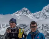 Niesamowity widok z Mount Everest. Dwóch wspinaczy odpoczywa, jeden pije yerba mate, podziwiając majestatyczne szczyty.