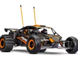 Schwarzes und orangefarbenes offroad elektroauto mit großen Reifen und zwei Antennen, bereit für jedes Abenteuer.