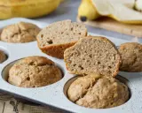 Saftige bananenmuffins ohne zucker, frisch aus der Form. Ein gesunder Genuss für jeden Tag.