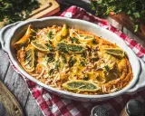 Herzhafter Maultaschen Auflauf mit Käse überbacken, garniert mit frischer Petersilie. Ein Genuss für die ganze Familie.