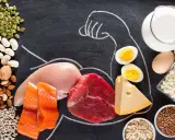 Różnorodne źródła protein w jedzeniu: mięso, ryby, jaja, nabiał, orzechy, nasiona i kasze. Idealne dla budowania mięśni.