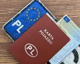 Karta pojazdu, dowód rejestracyjny i tablica z PL. Czy można zezłomować auto bez przerejestrowania?