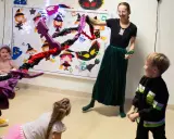Wesołe zabawy integracyjne z czarownicami i magicznymi kluczami. Dzieci i nauczycielka bawią się w Halloweenowe gry.