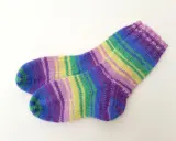 Calcetines de colores vibrantes, perfectos para principiantes que aprenden a tejer calcetines dos agujas.