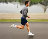Mann joggt mit voller Energie, der Nachbrenneffekt des Laufens ist spürbar.