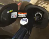 Dysza dystrybutora diesla wlewana do baku. Prosta instrukcja, jak zatankować auto, z oznaczeniami na klapce wlewu paliwa.