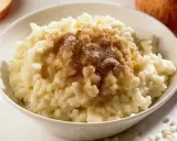 Cremiger Milchreis mit Zimt und Zucker bestreut. Die Frage "ist Milchreis gesund?" hängt von den Zutaten ab.
