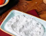 Sauce roquefort crémeuse et onctueuse, parsemée d'herbes vertes, dans un plat bleu clair. Parfait pour accompagner vos plats.