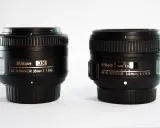 Dos lentes Nikon, un 35mm vs 50mm, listos para capturar el mundo.