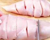 Un modo diverso per preparare il petto di pollo: tagli incisi per una cottura perfetta e sapore intenso.