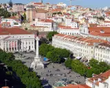 Blick auf den Rossio Platz in Lissabon mit dem Teatro Nacional D. Maria II und dem Denkmal von Dom Pedro IV.