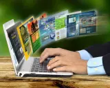 Dłonie piszą na laptopie, z którego wychodzą strony internetowe. To przykład, jak retoryka co to, czyli sztuka perswazji, działa w sieci.