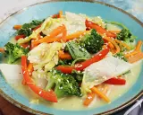 Buntes Gemüsegericht mit Chinakohl, Karotten, Brokkoli und Paprika in cremiger Sauce, bestreut mit Sesam. Leckere Chinakohl Rezepte!