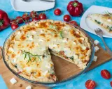 Pyszna tarta z kurczakiem i szpinakiem, zapieczona ze złocistym serem i kawałkami fety. Idealna na obiad lub kolację.