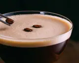 Ein Espresso-Martini, ein köstlicher Kaffee mit Schuss, wird mit Kaffeebohnen garniert.