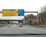 Autostrada A14 w Niemczech. Znaki kierują do Würzburga, Frankfurtu, Hanoweru, Baselu i Darmstadt.