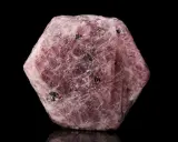 Cristallo grezzo di corindone rosa, con inclusioni scure. Il corindone, con il suo significato di forza e passione, si presenta in questa forma naturale.