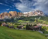 Cortina d'Ampezzo, in Veneto, è incastonata tra maestose vette dolomitiche.