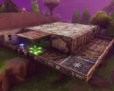 Budowla w grze Fortnite, połączona z domem, z platformami i elementami konstrukcyjnymi.
