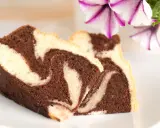 Zwei Stücke saftiger Marmorkuchen mit schöner Maserung, perfekt für ein gemütliches Kaffeetrinken. Dieses Marmorkuchen Rezept ist ein Klassiker.