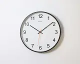 Zegar ścienny pokazuje 10:08. PM i am.