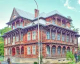 Drewniany budynek z Truskawca, gdzie można dowiedzieć się, jak załatwić sanatorium.