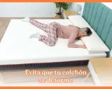 Mujer durmiendo en un colchón blanco que no se hunde. El colchón ofrece soporte y evita deformaciones, garantizando un descanso reparador.