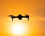 Drohne fliegt vor malerischem Sonnenuntergang in Montenegro.
