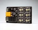 Ein kompaktes 6-in-1 LiPo Ladegerät mit sechs Anschlüssen, einem Display und XT60-Eingang.
