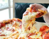 Dlaczego pizza jest niezdrowa? Odkryj pułapki i jedz ją zdrowiej!