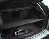 Maletero del Citroën C4 con cable de carga. Espacio suficiente para tus viajes, con buena capacidad en litros.