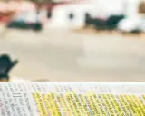 Otwarta Biblia, z zaznaczonymi fragmentami, przypomina o modlitwie krucjaty.