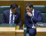 Dos hombres de traje azul conversan en un parlamento. Uno, con corbata de puntos, escucha atentamente. El otro, con la mano en la barbilla, parece reflexionar. ¿Qué debate se estará gestando?