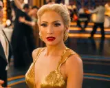 Jennifer Lopez i en glittrande guldig klänning på en dansgolv, en scen från filmer med Jennifer Lopez.