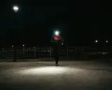 Biegacz nocą z czołówką. Czy 500 lumenów to dużo, by rozświetlić ścieżkę?