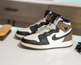 Para zadbane buty Nike Air Jordan 1 czeka na czyszczenie. Szczotka i sznurówki gotowe do akcji.