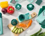 Ein nicer Dicer-Set mit verschiedenen Aufsätzen, Paprika, Zwiebel, Karotte und Zucchini. Perfekt für kreative Gemüsezubereitung.